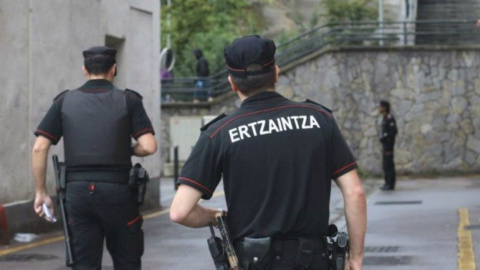 Dos agentes de la Ertzaintza. / EFE Dos agentes de la Ertzaintza. / EFE