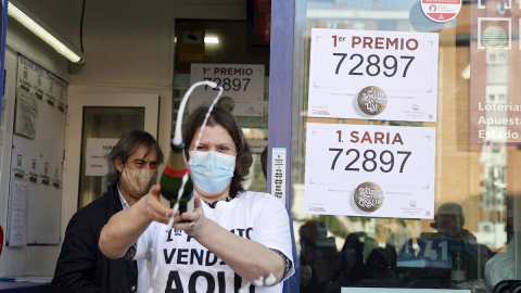 Mónica Cejudo, responsable de la administración número 58 de BIlbao, celebra el reparto del premio donde ha destacado que toda la serie del Gordo se ha vendido en la ventanilla de su establecimiento, que abrió junto a su marido hace dos años. Mónica Cejudo, responsable de la administración número 58 de BIlbao, celebra el reparto del premio donde ha destacado que toda la serie del Gordo se ha vendido en la ventanilla de su establecimiento, que abrió junto a su marido hace dos años.