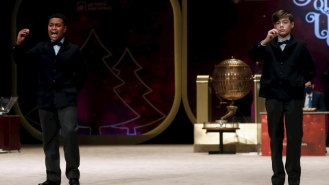 Alexander René Herrera (i) y Unai Barón Maldonado (d) cantan el 72897, agraciado con el Gordo del Sorteo Extraordinario de la Lotería de Navidad. Alexander René Herrera (i) y Unai Barón Maldonado (d) cantan el 72897, agraciado con el Gordo del Sorteo Extraordinario de la Lotería de Navidad.