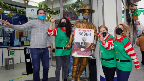 Los trabajadores de la administración número 8 de Albacete celebran uno de los quintos premios del sorteo extraordinario de Navidad que repartieron este martes, con el número 86986. Los trabajadores de la administración número 8 de Albacete celebran uno de los quintos premios del sorteo extraordinario de Navidad que repartieron este martes, con el número 86986.