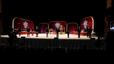 Los niños de San Ildefonso encargados del sorteo saludan antes del inicio del Sorteo Extraordinario de la Lotería de Navidad. Los niños de San Ildefonso encargados del sorteo saludan antes del inicio del Sorteo Extraordinario de la Lotería de Navidad.