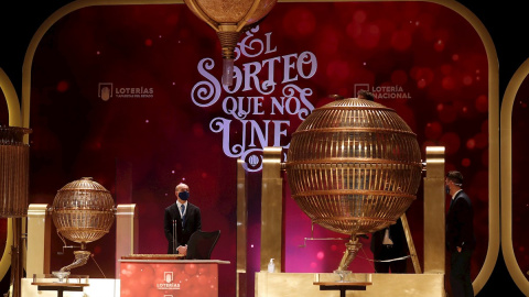 Personal de Loterías y Apuestas del Estado aguarda junto a los bombos antes del inicio del Sorteo Extraordinario de la Lotería de Navidad. Personal de Loterías y Apuestas del Estado aguarda junto a los bombos antes del inicio del Sorteo Extraordinario de la Lotería de Navidad.