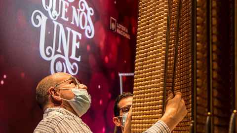 Colocación de las bolas y cierre del Salón de Sorteos este lunes en el Teatro Real, en Madrid. Colocación de las bolas y cierre del Salón de Sorteos este lunes en el Teatro Real, en Madrid.