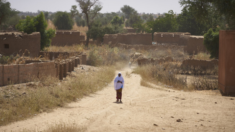 Imagen de archivo de una mujer observando el paso del ejército francés en un vehículo blindado, en noviembre de 2019, al norte de Burkina Faso. Imagen de archivo de una mujer observando el paso del ejército francés en un vehículo blindado, en noviembre de 2019, al norte de Burkina Faso.