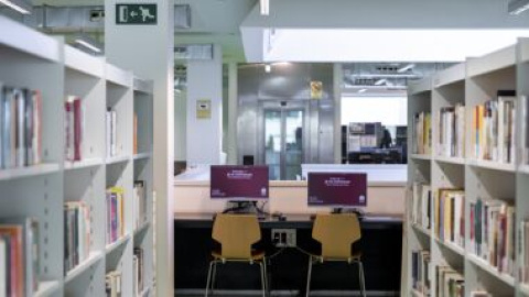Una biblioteca de Barcelona habilitada como refugio climático.