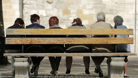 Varios ancianos sentandos en un banco en el pueblo burgalés de Bribiesca. AFP Varios ancianos sentandos en un banco en el pueblo burgalés de Bribiesca. AFP