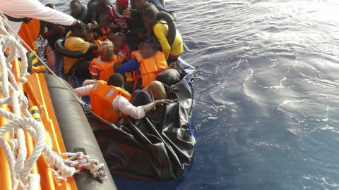 Migrantes de origen subsahariano rescatados por Salvamento Marítimo en una imagen de archivo. Migrantes de origen subsahariano rescatados por Salvamento Marítimo en una imagen de archivo.