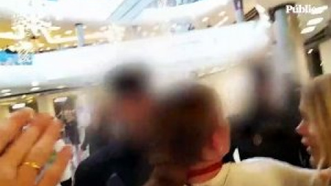 Un grupo de policías rodea y empuja a las dependientas de Inditex durante la concentración en A Coruña Un grupo de policías rodea y empuja a las dependientas de Inditex durante la concentración en A Coruña