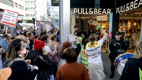 Varias trabajadoras se manifiestan frente a una tienda Pull & Bear durante la jornada de huelga de las tiendas de Inditex en A Coruña, a 25 de noviembre de 2022. Varias trabajadoras se manifiestan frente a una tienda Pull & Bear durante la jornada de huelga de las tiendas de Inditex en A Coruña, a 25 de noviembre de 2022.