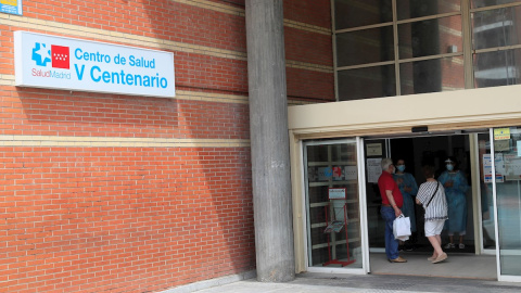 26/12/2020. Dos personas se informan en la entrada del centro de salud V Centenario de San Sebastián de los Reyes. - EFE 26/12/2020. Dos personas se informan en la entrada del centro de salud V Centenario de San Sebastián de los Reyes. - EFE