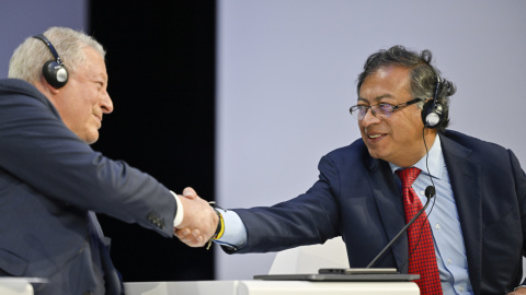 Al Gore (L), ex vicepresidente de los Estados Unidos, saluda a Gustavo Francisco Petro Urrego, presidente de Colombia. Al Gore (L), ex vicepresidente de los Estados Unidos, saluda a Gustavo Francisco Petro Urrego, presidente de Colombia.