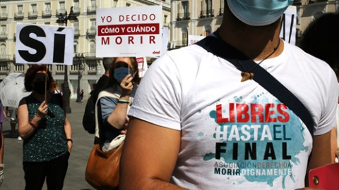 Un grupo de personas se reúne sosteniendo pancartas y carteles durante la concentración de la asociación Derecho a Morir Dignamente (DMD) en la Puerta del Sol, a 25 de junio de 2021, en Madrid, (España). Un grupo de personas se reúne sosteniendo pancartas y carteles durante la concentración de la asociación Derecho a Morir Dignamente (DMD) en la Puerta del Sol, a 25 de junio de 2021, en Madrid, (España).