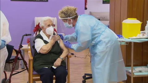 Araceli, una mujer de 96 años, recibe la primera dosis de la vacuna en España Araceli, una mujer de 96 años, recibe la primera dosis de la vacuna en España