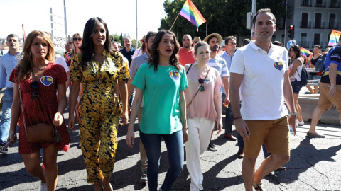 La portavoz de Ciudadanos, Inés Arrimadas, junto al líder de Cs en la Comunidad de Madrid, Ignacio Aguado, y la vicealcaldesa de Madrid, Begoña Villacís, participan en la manifestación del Orgullo 2019 (Jj Guillén / EFE) La portavoz de Ciudadanos, Inés Arrimadas, junto al líder de Cs en la Comunidad de Madrid, Ignacio Aguado, y la vicealcaldesa de Madrid, Begoña Villacís, participan en la manifestación del Orgullo 2019 (Jj Guillén / EFE)