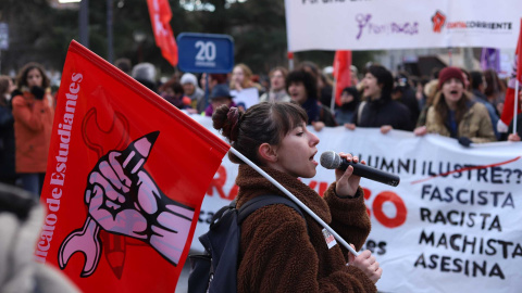 Manifestantes se concentran a las puertas de la Facultad de Ciencias de la Información de la Universidad Complutense, por el nombramiento de Ayuso como alumna ilustre, a 24 de enero de 2023