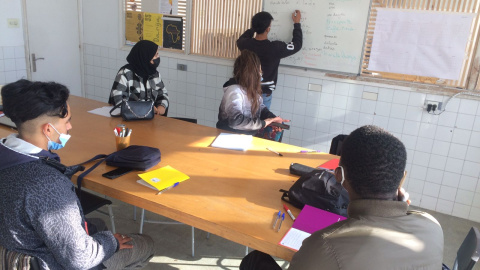 Una sessió de formació als joves que ensenyaran la seva llengua materna. Una sessió de formació als joves que ensenyaran la seva llengua materna.