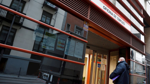 Un hombre entra a una oficina de empleo este martes en Madrid Un hombre entra a una oficina de empleo este martes en Madrid