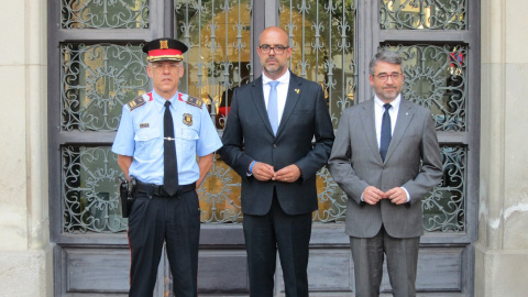 El nou cap dels Mossos, Miquel Esquius, el conseller d'Interior, Miquel Buch, i el director general del cos, Andreu Joan Martínez, en compareixença aquest dimarts per anunciar la designació del primer. / Europa Press. El nou cap dels Mossos, Miquel Esquius, el conseller d'Interior, Miquel Buch, i el director general del cos, Andreu Joan Martínez, en compareixença aquest dimarts per anunciar la designació del primer. / Europa Press.