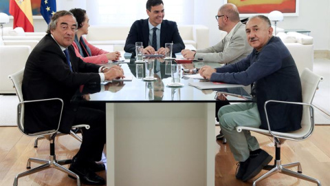 El presidente del Gobierno Pedro Sánchez (c), la ministra de trabajo Magdalena Valerio, el presidente de CEOE Juan Rosell (i), y los sec generales de UGT Pepe Álvarez, y CCOO Unai Sordo (2d), durante la reunión mantenida esta mañana en el Palacio de L El presidente del Gobierno Pedro Sánchez (c), la ministra de trabajo Magdalena Valerio, el presidente de CEOE Juan Rosell (i), y los sec generales de UGT Pepe Álvarez, y CCOO Unai Sordo (2d), durante la reunión mantenida esta mañana en el Palacio de L