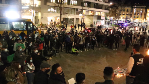 Concentració per denunciar la mort d'un jove marroquí davant de la Delegació de la Generalitat a Girona. Concentració per denunciar la mort d'un jove marroquí davant de la Delegació de la Generalitat a Girona.