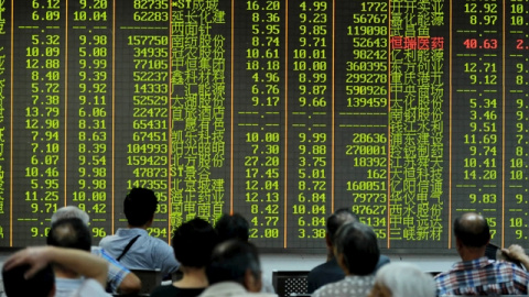 Inversores observan el panel de resultados de la Bolsa de Hangzhou (China). /REUTERS