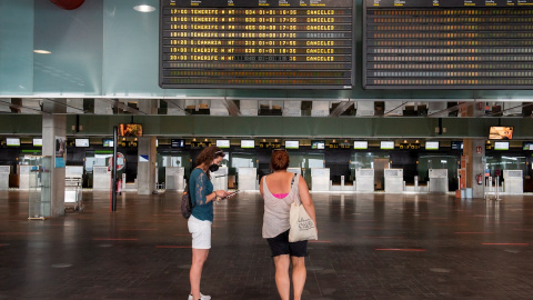 La acumulación en sus pistas de ceniza expulsada por el volcán de La Palma deja inoperativo el aeropuerto de la isla. La acumulación en sus pistas de ceniza expulsada por el volcán de La Palma deja inoperativo el aeropuerto de la isla.
