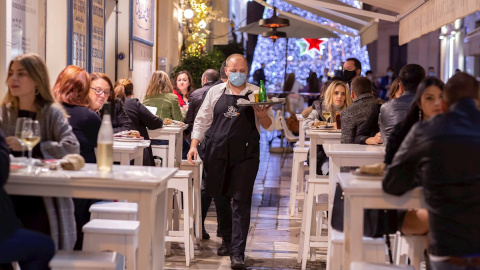 Varias personas en una terraza de Málaga el pasado viernes.