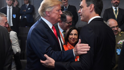 El presidente del Gobierno español, Pedro Sánchez, junto a su homólogo estadounidense, Donald Trump, en la cumbre de la OTAN. / AFP - EMMANUEL DUNAND El presidente del Gobierno español, Pedro Sánchez, junto a su homólogo estadounidense, Donald Trump, en la cumbre de la OTAN. / AFP - EMMANUEL DUNAND