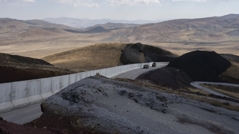 Vehículos militares turcos patrullan a lo largo del muro de hormigón recién construido en la frontera entre Irán y Turquía, cerca de la aldea de Chaldiran, al este de Turquía. Vehículos militares turcos patrullan a lo largo del muro de hormigón recién construido en la frontera entre Irán y Turquía, cerca de la aldea de Chaldiran, al este de Turquía.