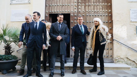 El presidente del Partido Popular, Alberto Núñez Feijóo (2d) junto al presidente de la Junta de Andalucía, Juntama Moreno (3d) el candidato a la alcaldía de Cádiz Bruno García (4d) y la ex alcaldesa de Cádiz, Teofila Martínez (1d) a la salida del El presidente del Partido Popular, Alberto Núñez Feijóo (2d) junto al presidente de la Junta de Andalucía, Juntama Moreno (3d) el candidato a la alcaldía de Cádiz Bruno García (4d) y la ex alcaldesa de Cádiz, Teofila Martínez (1d) a la salida del
