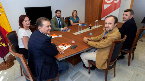 Reunión de los representantes de las tres formaciones en la sede de Ciudadanos. EFE Reunión de los representantes de las tres formaciones en la sede de Ciudadanos. EFE