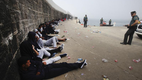 Llega al puerto de Tarifa (Cádiz) una embarcación de Salvamento Marítimo tras rescatar a 200 personas más que viajaban en cuatro pateras, todos ellos varones magrebíes, entre los que se encuentran dos menores, y que junto a las 139 de esta madrugada Llega al puerto de Tarifa (Cádiz) una embarcación de Salvamento Marítimo tras rescatar a 200 personas más que viajaban en cuatro pateras, todos ellos varones magrebíes, entre los que se encuentran dos menores, y que junto a las 139 de esta madrugada