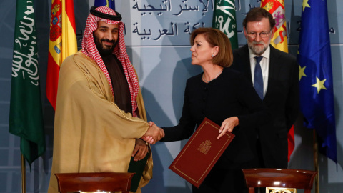 El príncipe heredero de Arabia Saudí, Mohammed Bin Salman Bin Abdulaziz Al-Saud, estrecha la mano a la entonces ministra de Defensa, María Dolores de Cospedal, en abril. /EFE El príncipe heredero de Arabia Saudí, Mohammed Bin Salman Bin Abdulaziz Al-Saud, estrecha la mano a la entonces ministra de Defensa, María Dolores de Cospedal, en abril. /EFE