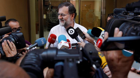 El expresidente del Gobierno Mariano Rajoy, a su llegada para incorporase en Santa Pola (Alicante) a su plaza como registrador de la propiedad. - EFE El expresidente del Gobierno Mariano Rajoy, a su llegada para incorporase en Santa Pola (Alicante) a su plaza como registrador de la propiedad. - EFE