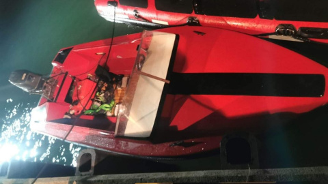 La pequeña embarcación que compraron en un portal de Internet y que les dejó tirados. La pequeña embarcación que compraron en un portal de Internet y que les dejó tirados.