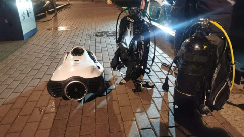 Equipo alquilado por los españoles para sumergirse en una noche de tormenta en las aguas gélidas del Báltico. Equipo alquilado por los españoles para sumergirse en una noche de tormenta en las aguas gélidas del Báltico.