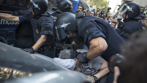 Un policia immobilitza un manifestant xenòfob que ha propinat un cop de puny a un contramanifestant antifeixista. FOTO: Raül Clemente. Un policia immobilitza un manifestant xenòfob que ha propinat un cop de puny a un contramanifestant antifeixista. FOTO: Raül Clemente.