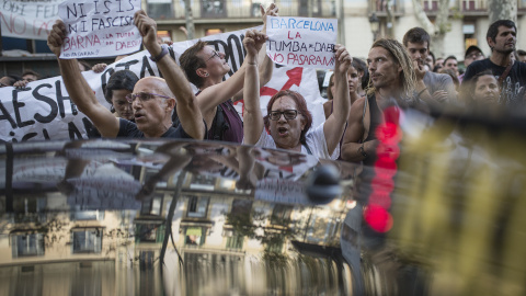 Veïns de Barcelona es concentren contra la convocatòria xenòfoba al lloc de l'atemptat. FOTO: Raül Clemente Veïns de Barcelona es concentren contra la convocatòria xenòfoba al lloc de l'atemptat. FOTO: Raül Clemente