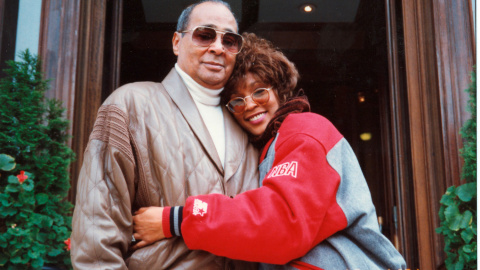 Whitney Houston junto a su padre Whitney Houston junto a su padre
