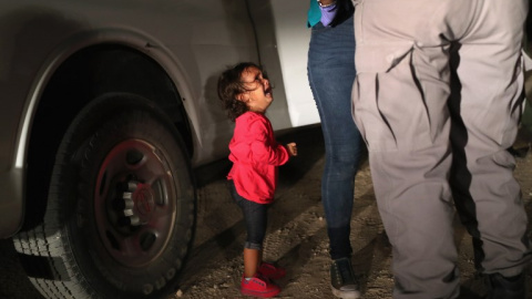 Una solicitante de asilo hondureña de dos años llora mientras su madre es registrada y detenida cerca de la frontera de Estados Unidos y México/AFP Una solicitante de asilo hondureña de dos años llora mientras su madre es registrada y detenida cerca de la frontera de Estados Unidos y México/AFP