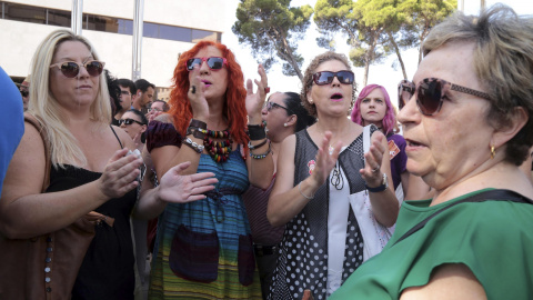 Concentración a las puertas de los juzgados mientras Juana Rivas se entrega / EUROPA PRESS Concentración a las puertas de los juzgados mientras Juana Rivas se entrega / EUROPA PRESS