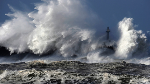 Alonso apuesta por el contraste con esta instantánea que muestra la inmensidad del mar y su potencia.- LAS NAVES
