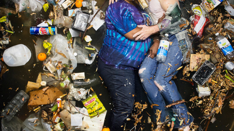 Gregg Segal nos presenta tal y como somos, acompañados por la basura que generamos.- LAS NAVES