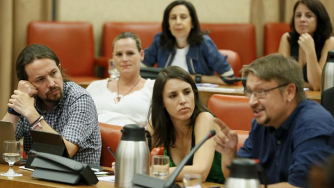 Pablo Iglesias e Irene Montero, de Podemos y Xavier Doménech, de En Comú Podem, conversan durante la reunión de la Diputación Permanente del Congreso, la primera de este mes de agosto. | MARISCAL (EFE) Pablo Iglesias e Irene Montero, de Podemos y Xavier Doménech, de En Comú Podem, conversan durante la reunión de la Diputación Permanente del Congreso, la primera de este mes de agosto. | MARISCAL (EFE)