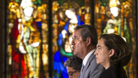 El conseller de Interior, Joaquim Forn, en el centro, junto a Ada Colau y el Delegado del Gobierno en Catalunya durante una rueda de prensa el pasado 23 de agosto. | EFE El conseller de Interior, Joaquim Forn, en el centro, junto a Ada Colau y el Delegado del Gobierno en Catalunya durante una rueda de prensa el pasado 23 de agosto. | EFE