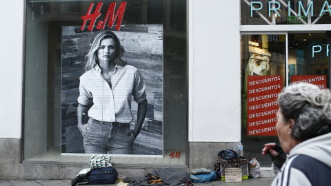 Enseres personales de una persona sintecho junto a dos grandes tiendas de ropa. EUROPA PRESS Enseres personales de una persona sintecho junto a dos grandes tiendas de ropa. EUROPA PRESS