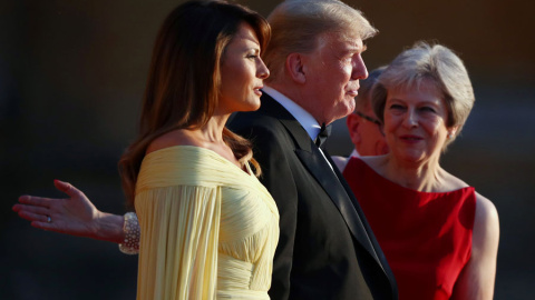 Melania y Donald Trump, junto con Theresa May, este jueves. REUTERS/Hannah McKay Melania y Donald Trump, junto con Theresa May, este jueves. REUTERS/Hannah McKay