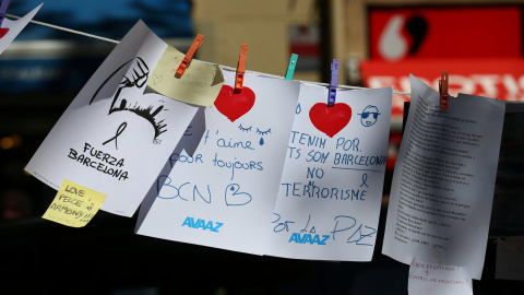 Mensajes colocados en el memorial en Las Ramblas de Barcelona en recuerdo y homenaje de las víctimas de los atentados en Catalunya. REUTERS/Albert Gea Mensajes colocados en el memorial en Las Ramblas de Barcelona en recuerdo y homenaje de las víctimas de los atentados en Catalunya. REUTERS/Albert Gea