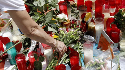 Flores y velas en el memorial de Las Ramblas de Barcelona. / EFE
