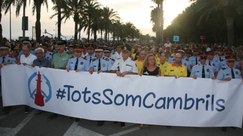 Les forces de seguretat van encapçalar la manifestació de Cambrils. EFE/Jaume Sellart Les forces de seguretat van encapçalar la manifestació de Cambrils. EFE/Jaume Sellart